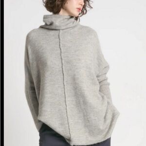 Promesa cream/ Tan oversized turtle  Neck Sweater Sz L